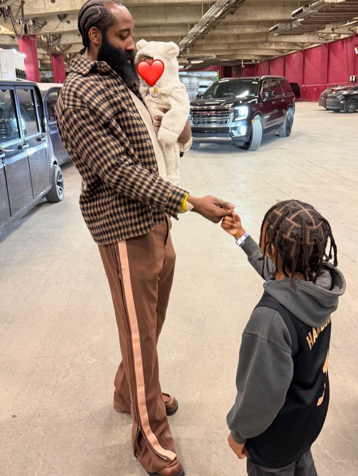 世界杯直播app官网下载-超级奶爸！女友晒哈登抱着孩子和自己的孩子拉手指