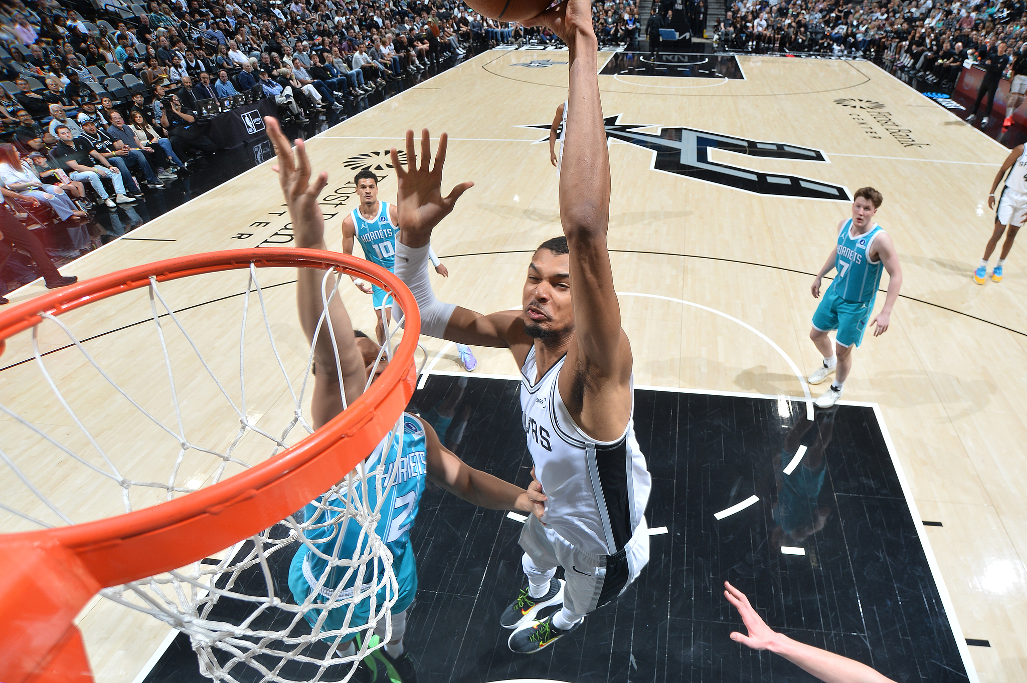 世界杯手机直播软件-文班亚马复出32+12+8 马刺主场力擒黄蜂